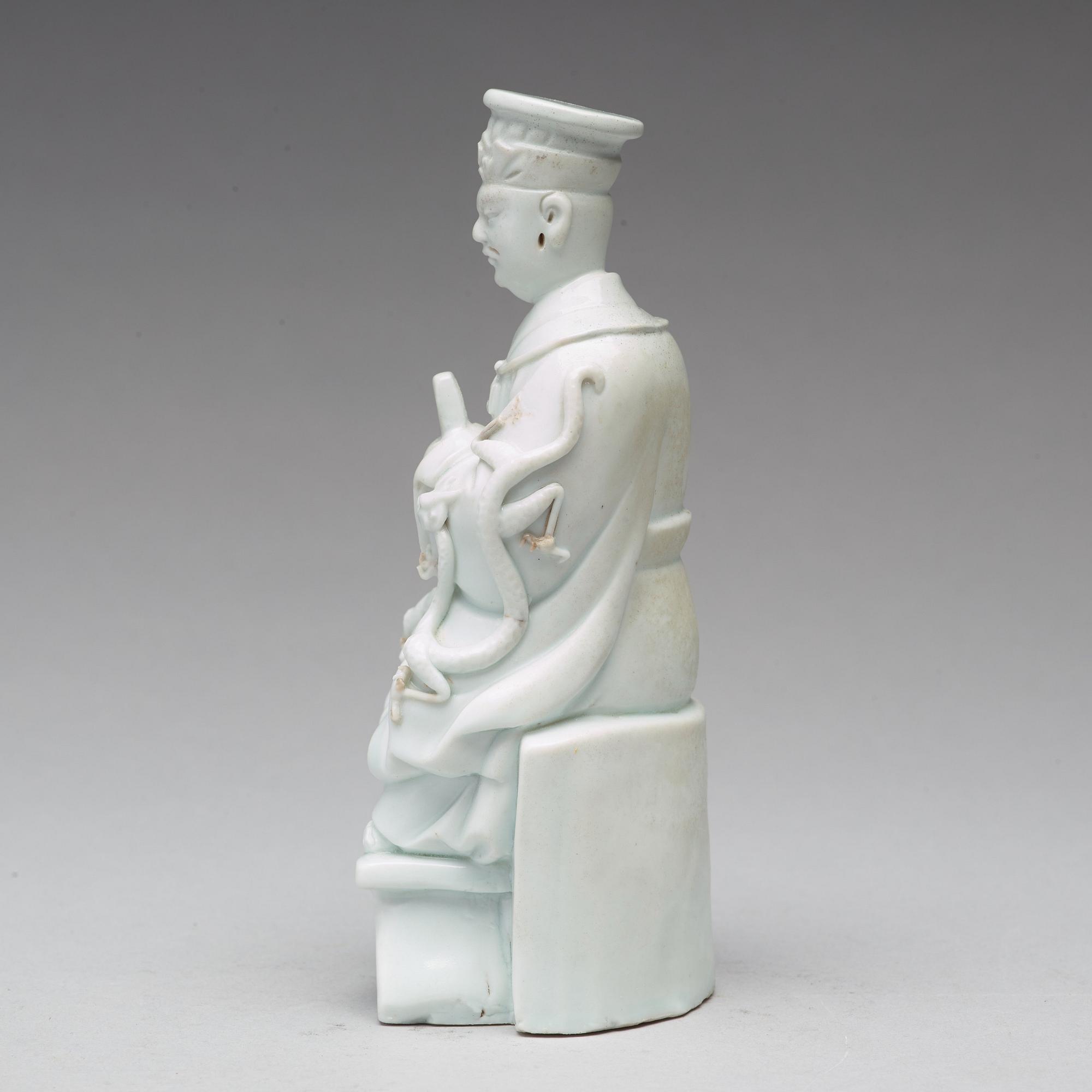 DAOISTISK DIGNITÄR, blanc de chine. Qingdynastin.
