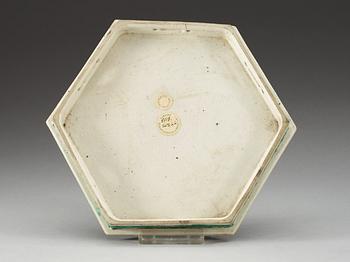 A famille verte stand, Qing dynasty, Kangxi (1662-1722).