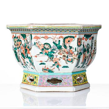A large jardiniere, late Qing dynasty.