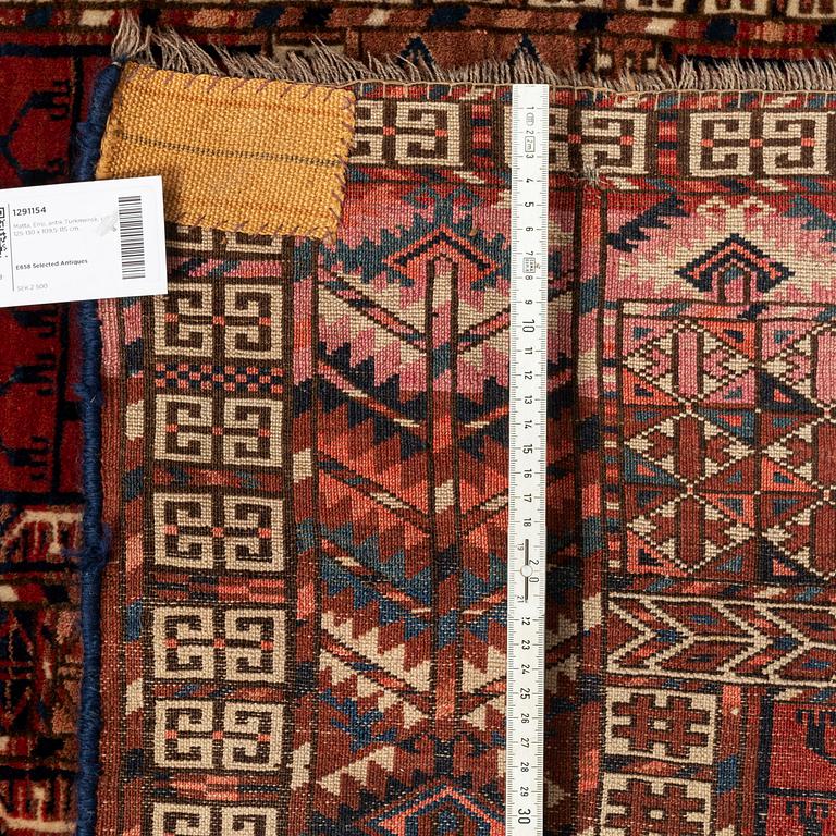 A rug, an Ensi, an antique Turkmen, ca 125-130 x 109,5-115 cm.