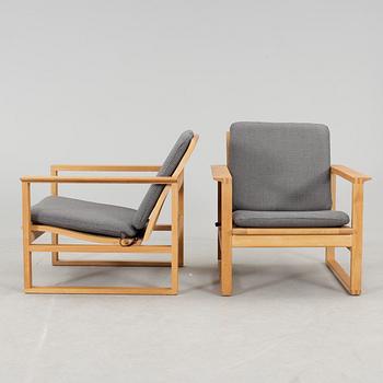 FÅTÖLJER, ett par, "Slädestolen modell 2256", Börge Mogensen, Fredericia Möbelfabrik.