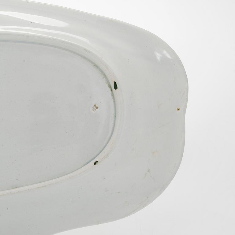 A Kuznetsov faience fish serving dish, Russia 1899-1917.