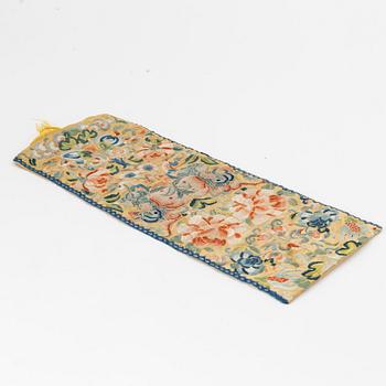 Skor, liten väska, broderade band samt kudde, broderat siden. Kina, sen Qingdynasti samt 1900-tal.