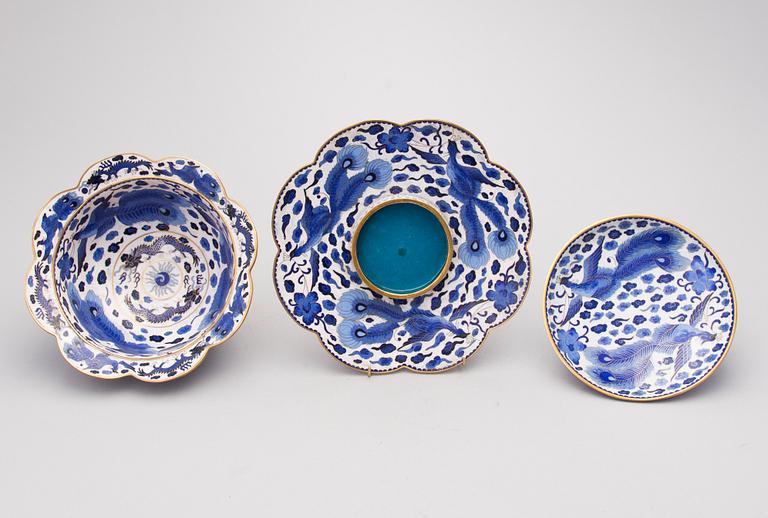 A Chinese cloisonné bowl with lid and saucer, the first half of the 20th century.