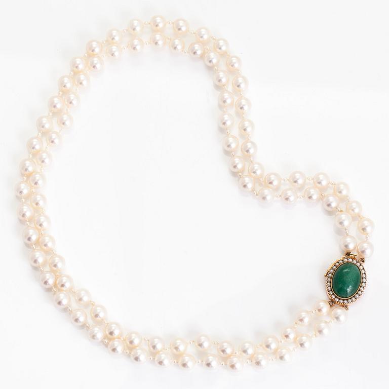 A double-stranded cultured pearl necklace, with clasp in 14K gold and aventurine quartzite.