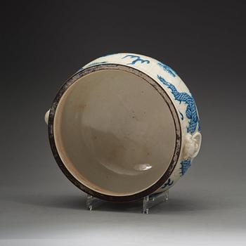 A ge-glazed and blue and white censer, late Qing dynasty.