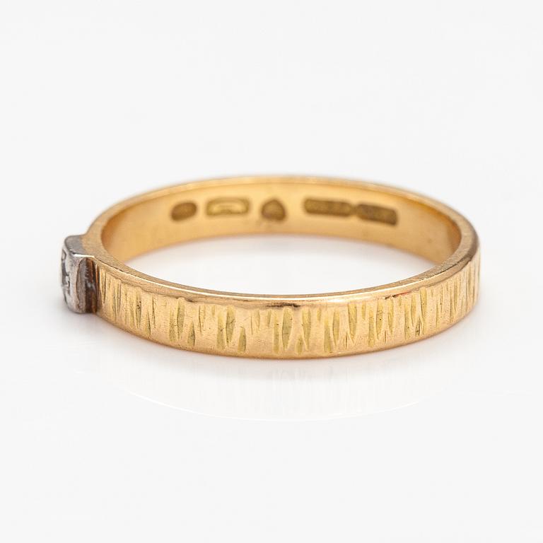 An 18K gold ring with a ca. 0.03 ct diamond. Hans Göran Hardt, Helsinki 1968.