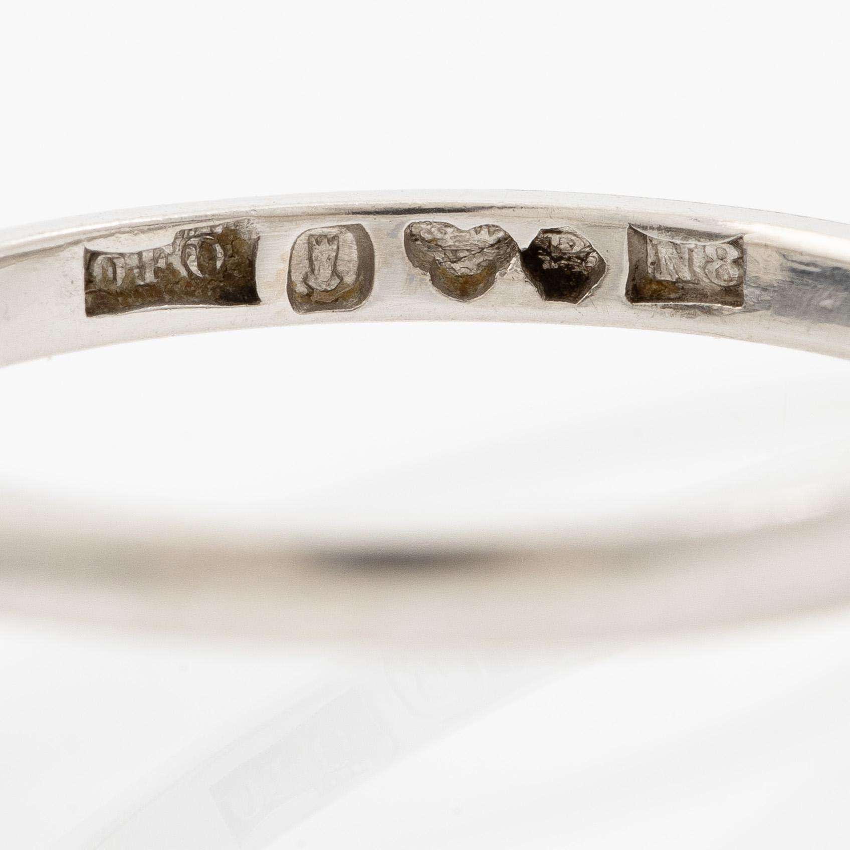 Ring, carmosé, platina med safir och briljantslipade diamanter.