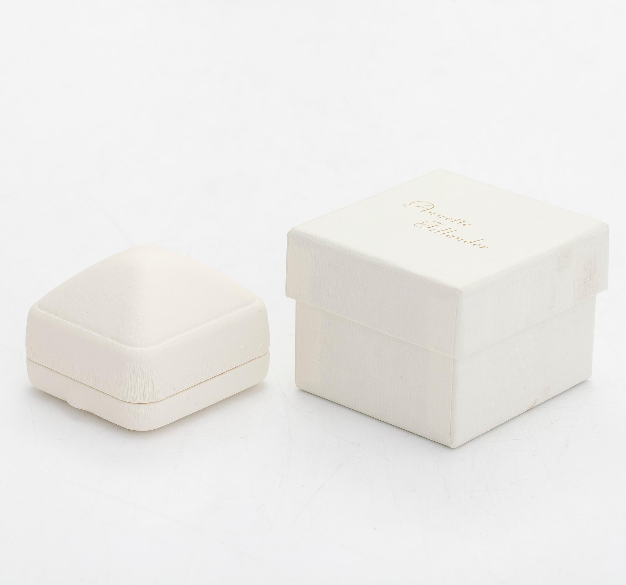 Sormus,"Mini Nelly", platinaa, briljanttihiottu timantti noin 0.36 ct. Annette Tillander, Helsinki 2015.