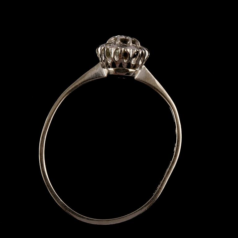 RING, 18k vitguld med briljantslipad diamant samt 8 åttkantslipade diamanter, John Pettersson, Stockholm, 1962. Vikt 2 g.