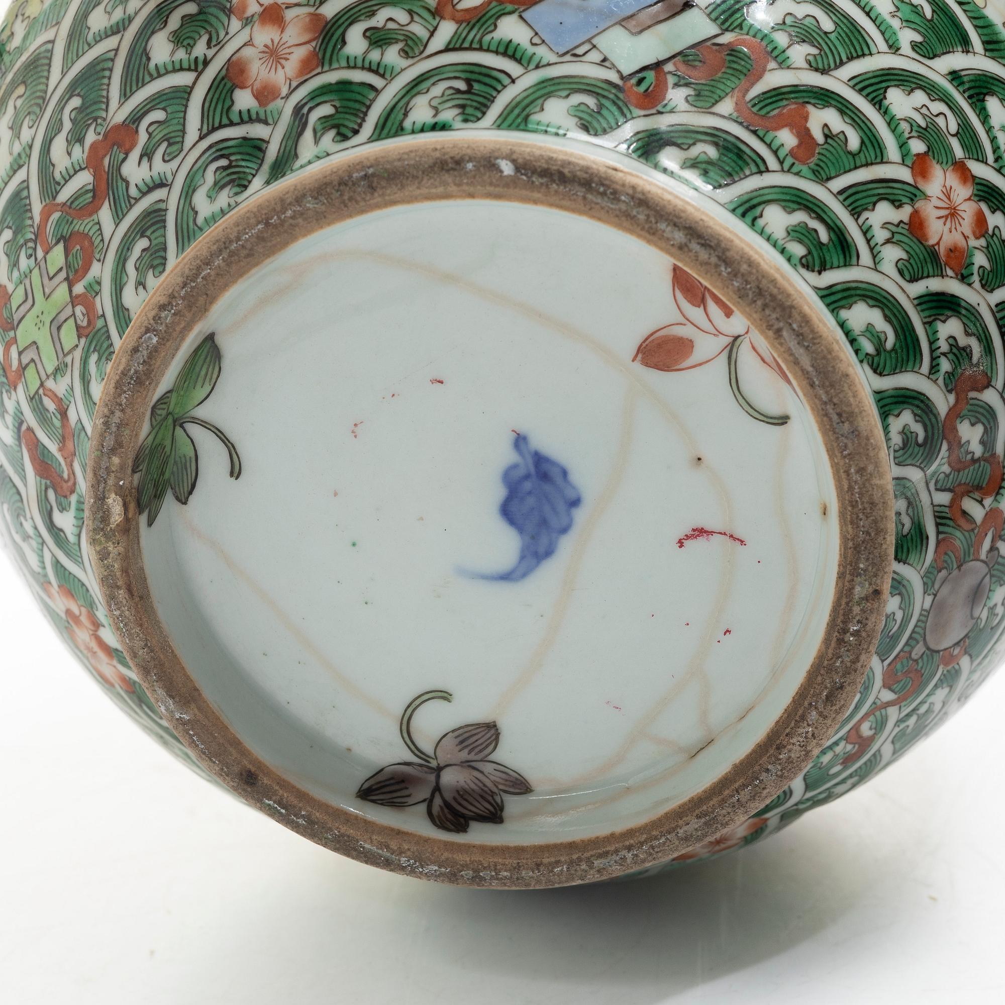 A Chinese porcelain vase, 20th century.