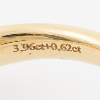 Ring in 18K gold set with a cabochon-cut sapphire and brilliant-cut diamonds.