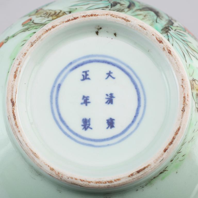 VAS samt TALLRIKAR, 2 st, porslin, Kina, 1900-tal.