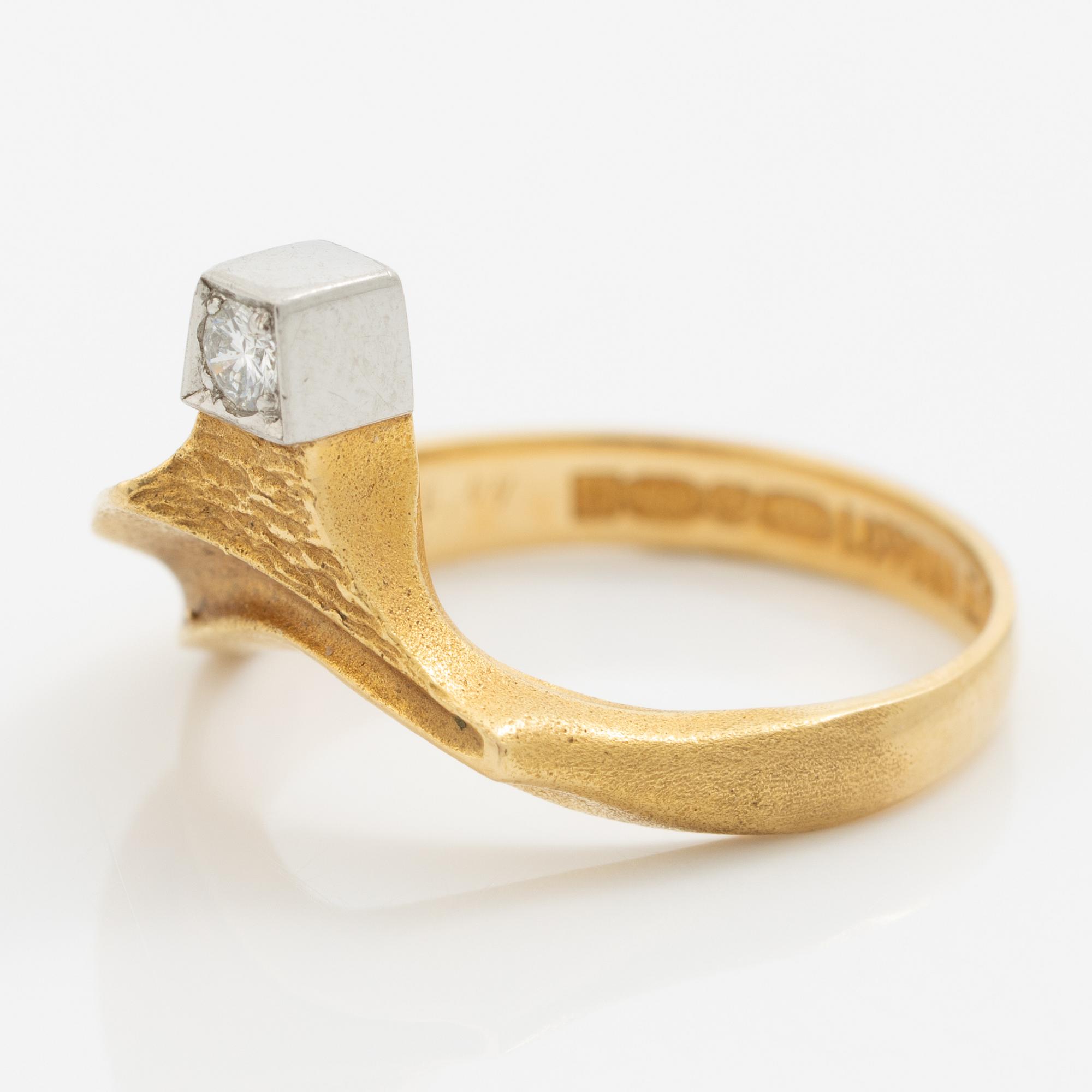 Björn Weckström, Ring, 18K guld med en rund briljantslipad diamant, Finland 1973.