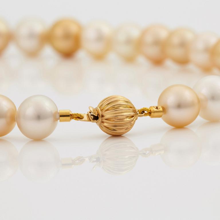 A NECKLACE of cultured South Sea pearls.