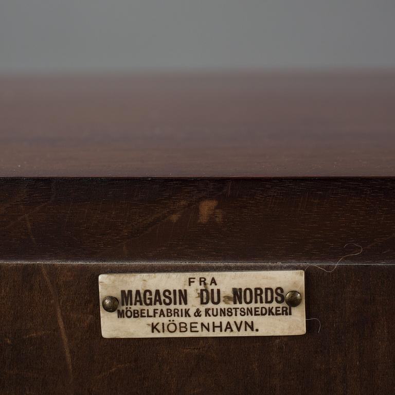 SKÅP, Magasin du Nord´s Möbelfabrik, Köpenhamn. 1900-talets början.