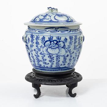 A blue and white food container, late Qing dynasty, circa 1900.
