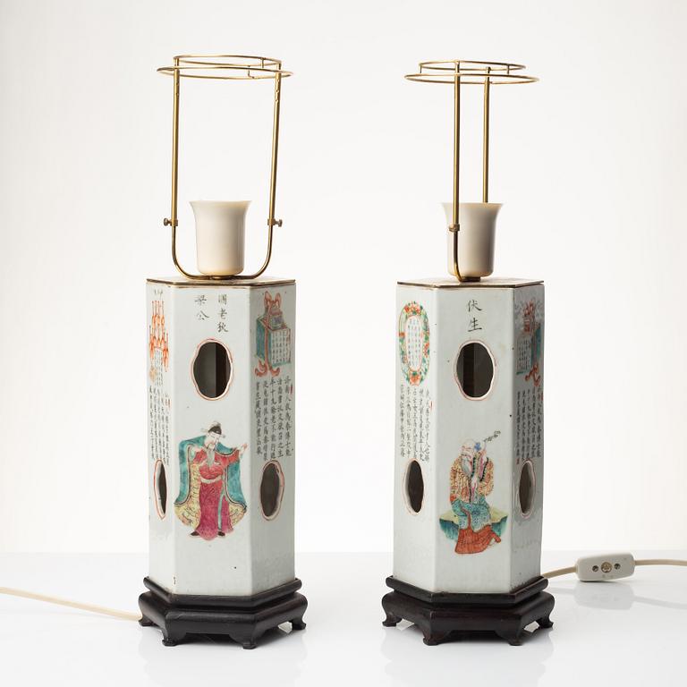 Perukstockar/bordslampor, ett par, porslin, Kina, sen Qingdynati.