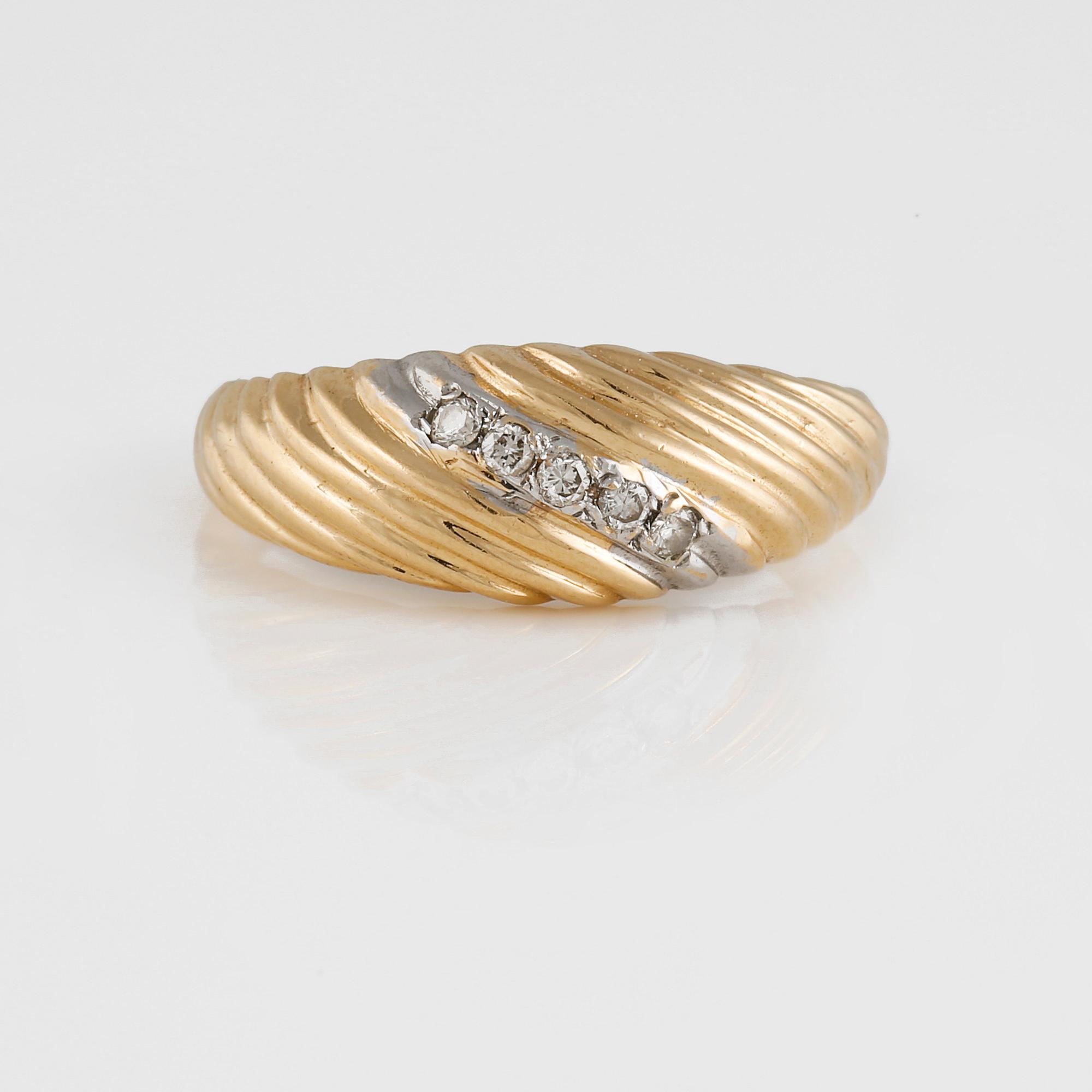 RING, 14K guld och vitguld med 5 små briljantslipade diamanter. Vikt 2,1 gram.