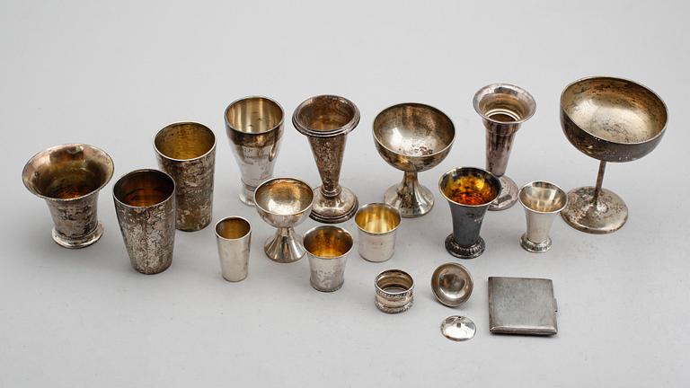 SAMLING SILVERFÖREMÅL, 17 delar, 1900-tal. Total av 15 delar vikt ca 772 gram.