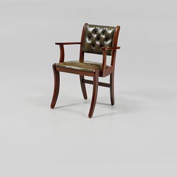 KARMSTOL, engelsk stil, 1900-talets andra hälft.