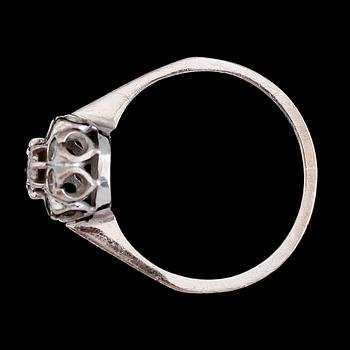 RING, 18 k vitguld, med diamanter, 0.50 ct WP enligt gravyr. Total vikt ca 4 gram.