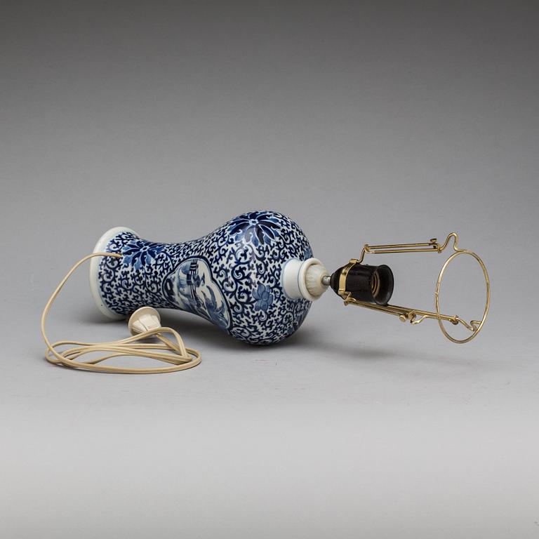 BORDSLAMPA. porslin, Kina, 1900-tal.