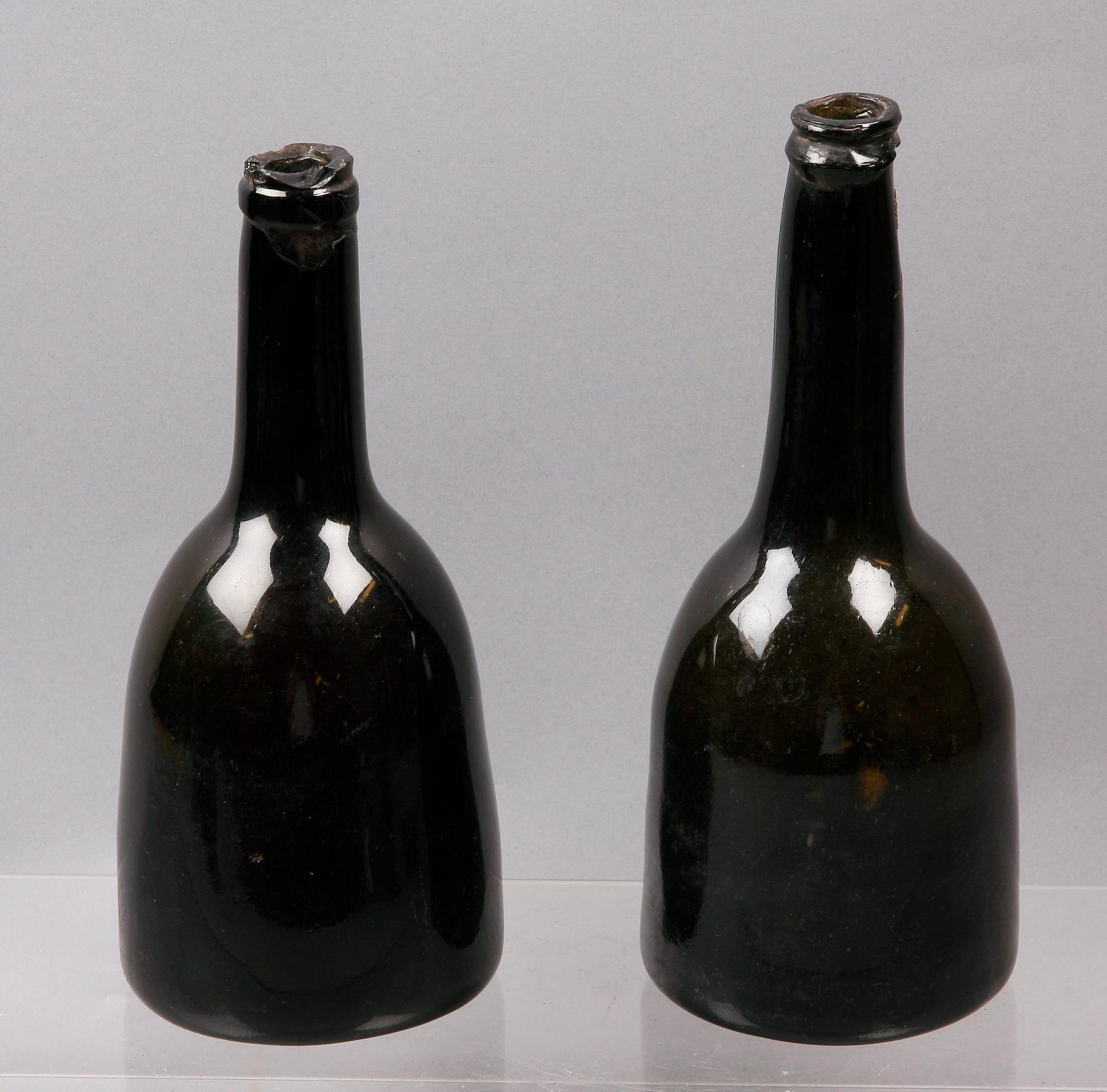 FLASKOR, 2 st, glas, 1800-tal.