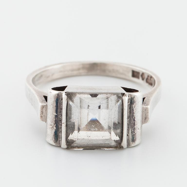 ANDERS HEDLUND, Göteborg, 1950, ring med fasettslipad bergkristall.