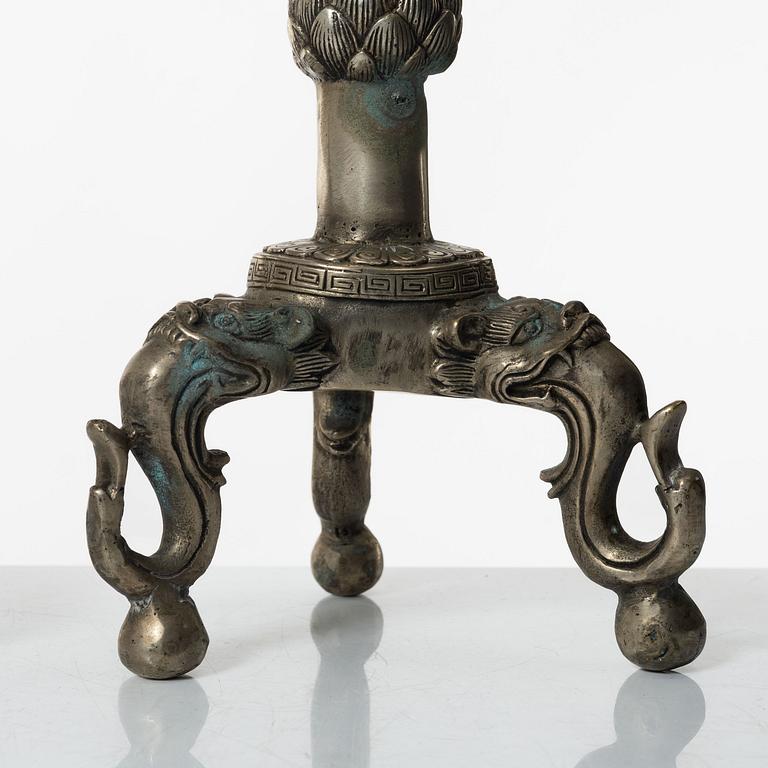 Ljusstakar / altarstakar, ett par, vitmetall, Kina, 1900-tal.