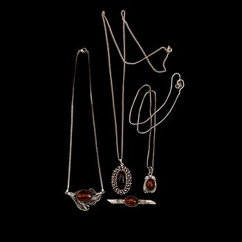 HALSBAND, HÄNGEN OCH BROSCH, 4 delar, silver och bärnsten, 1900-talets andra hälft. Total vikt ca 45 g.