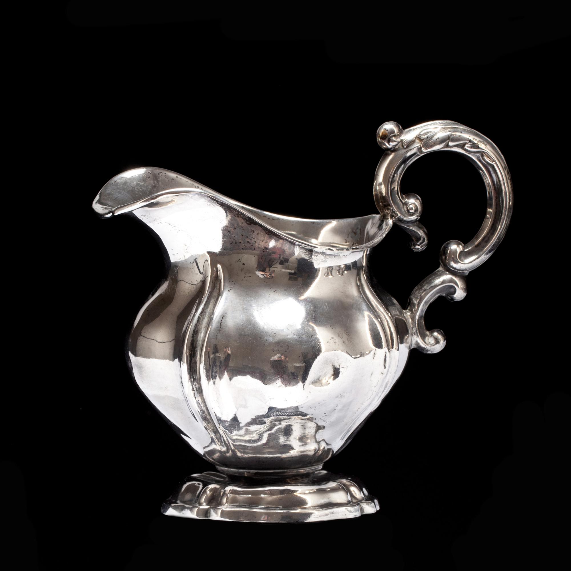 MJÖLKKANNA, silver. Nyrokoko, 1800-talets andra hälft. Otydliga stämplar. C:a 125 g.