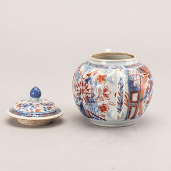 A Chinese porcelain teapot with cover, Qing dynasty, Qianlong (1736-95).