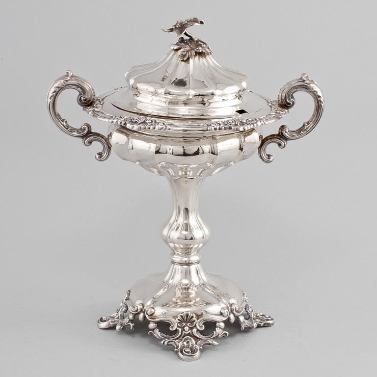 SOCKERSKÅL, silver, Gustaf Möllenborg, Stockholm, nyrokoko, 1854. Vikt 1 085 g.