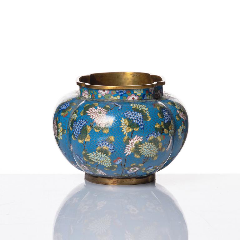 A lobed cloisonné flower pot, Qing dynasty, 19th century.