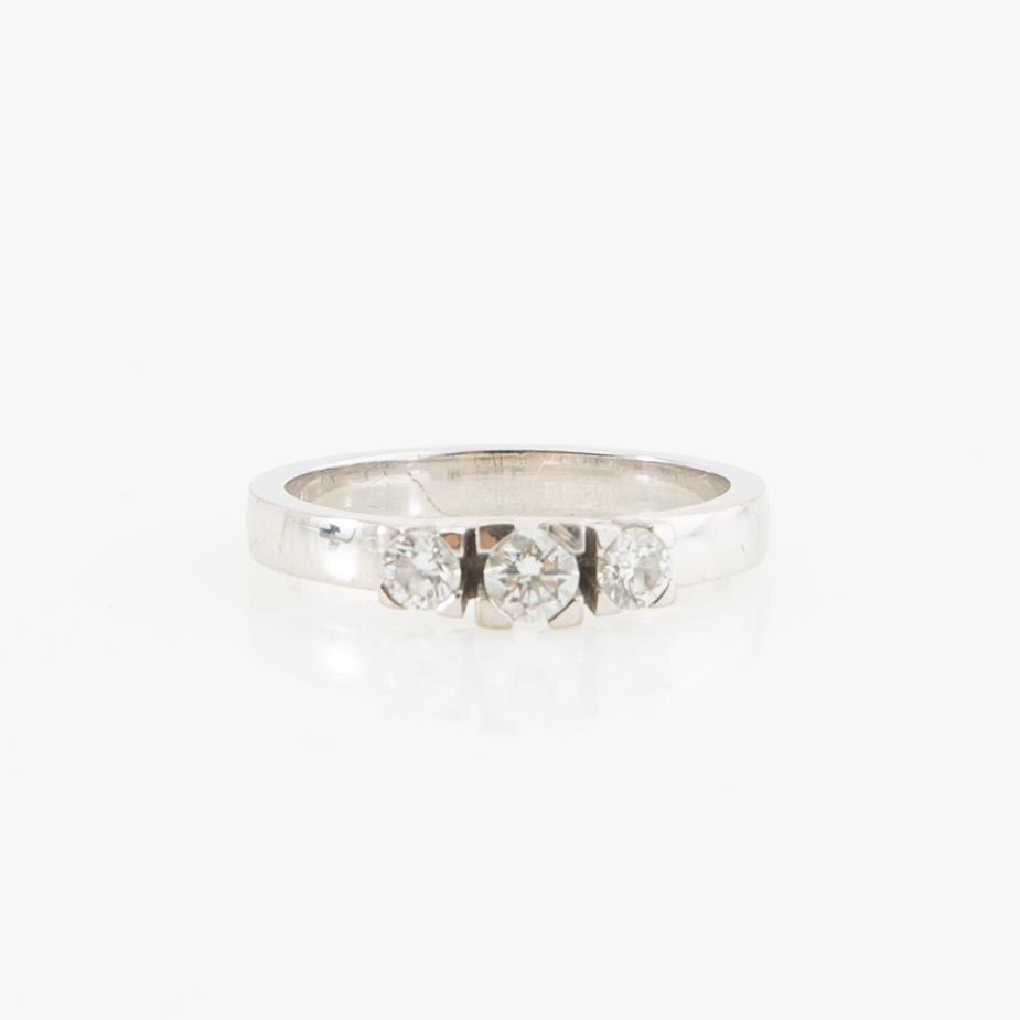 Ring, 18K vitguld med tre runda briljantslipade diamanter.