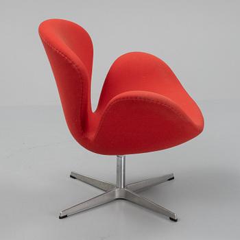 Arne Jacobsen, fåtölj, "Svanen", Fritz Hansen, Danmark, 1995.