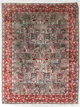 Oriental rug, old/semi-antique, approximately 333x254 cm.