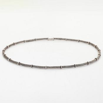 Saara Hopea, kaulakoru, hopeaa. Ossian Hopea, Porvoo 1989.