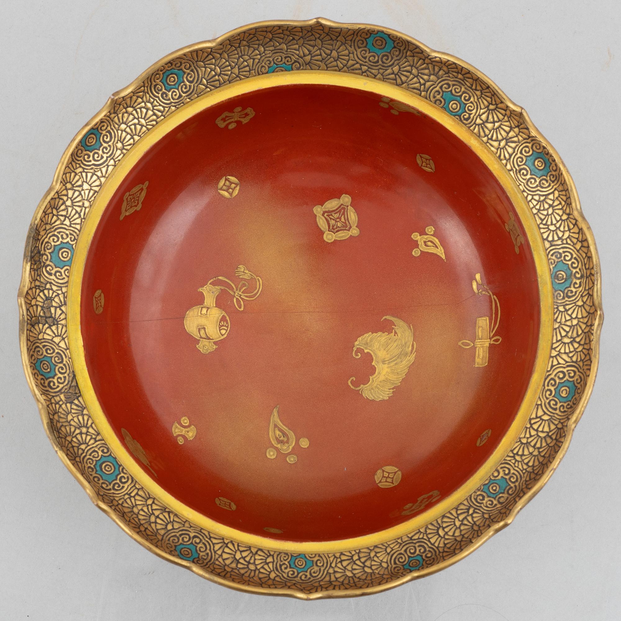 A Japanese porcelain tureen with cover and a lacquer box with cover, early 20th century.