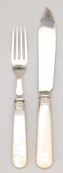 FISKBESTICK, 12 st, silver och pärlemor, William Hutton & Sons, London 1908/09.