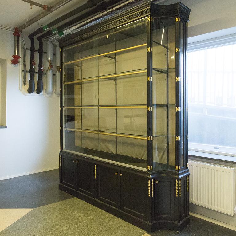 An early 20th century Gustavian style vitrine,