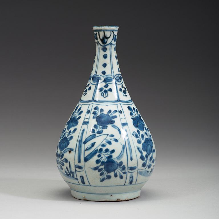A blue and white porcelain bottle vase, Ming dynasty, Wanli (1572-1620).