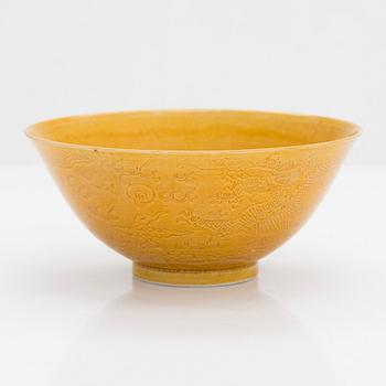 A yellow glazed five clawed dragon bowl, Qing dynasty with Guangxu mark and of the period (1875-1908).