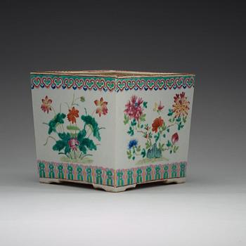 A famille rose flower pot, Qing dynasty, 19th Century.