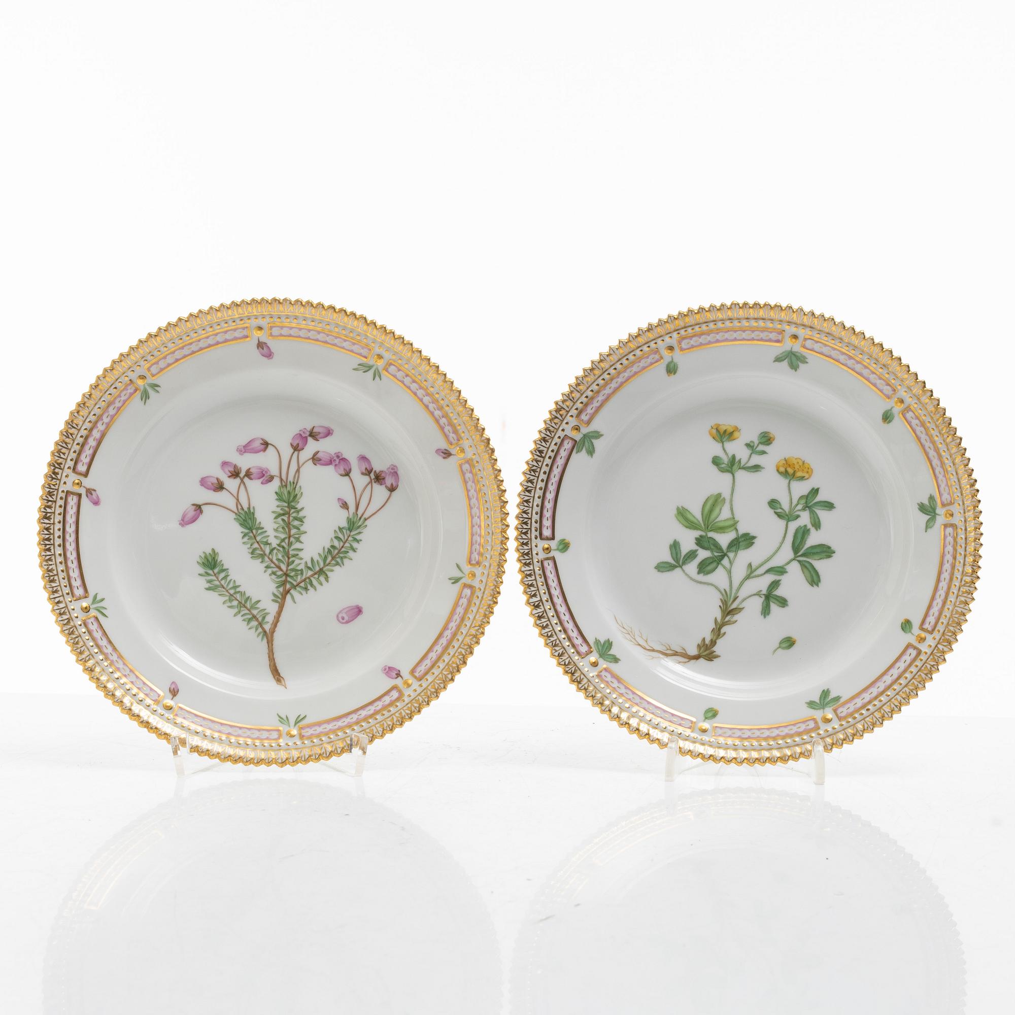 Assietter, fyra stycken samt små fat, två stycken, porslin. 'Flora Danica', Royal Copenhagen, Danmark, 1900-tal.