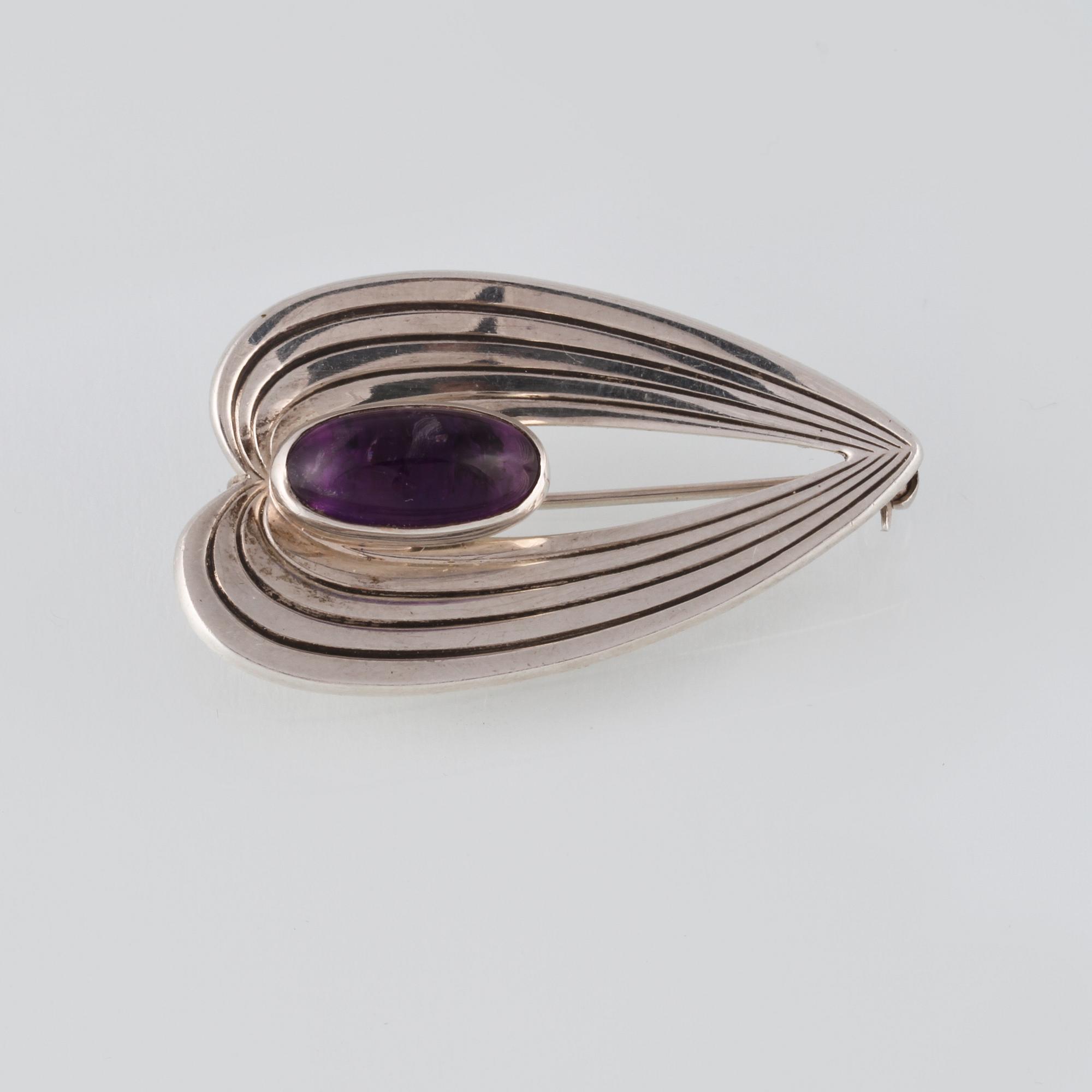 BROSCH, sterlingsilver med cabochonslipad ametist,  Vikt 4,5 gram.