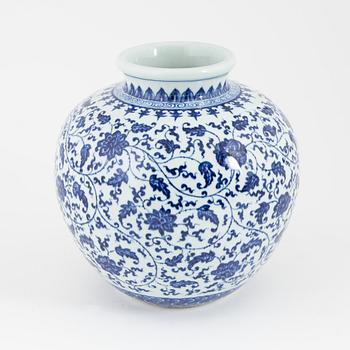 A Chinese blue and white urn, 20th century/modern manufactory.