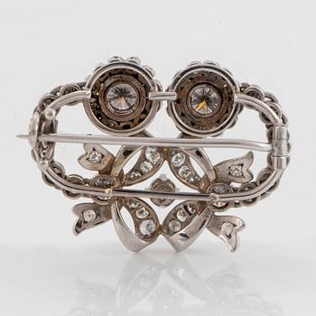 Brosch 18K vitguld med runda briljant- och åttkantslipade diamanter.