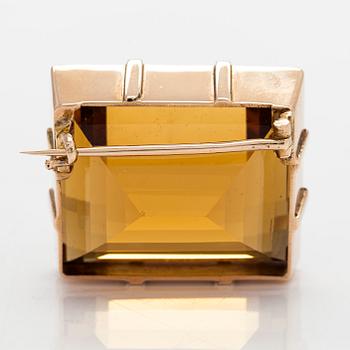 A ca 13K gold brooch, set with a step-cut Madeira citrine approximately 119.0 ct.